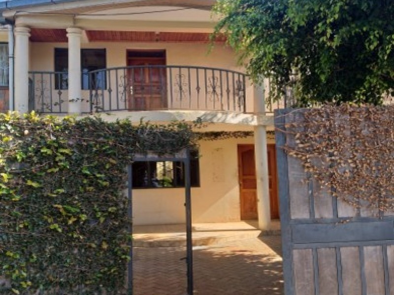 A MAISONETTE IN LAVINGTON